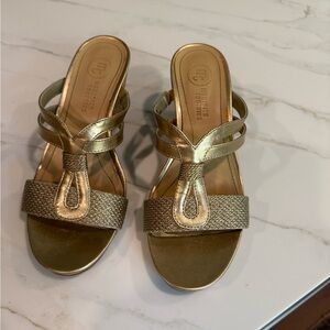 Women’s mootsies tootsies wedges!